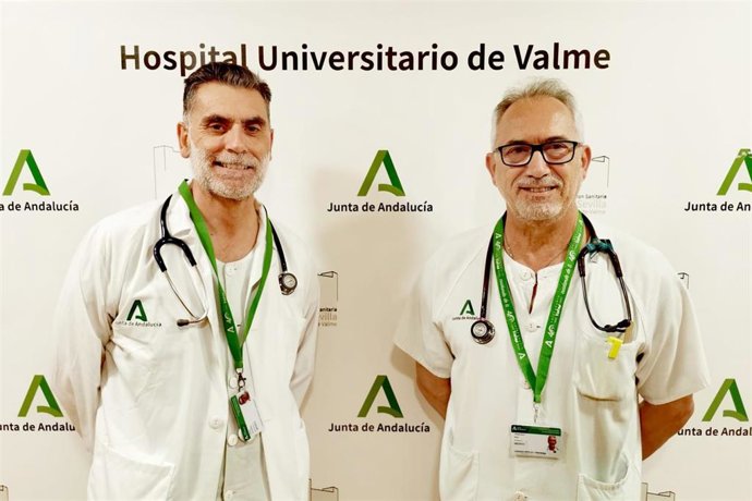 Los médicos Ángel Álvarez y Francisco Ruiz, ambos facultativos del servicio de Urgencias del Hospital Universitario de Valme de Sevilla