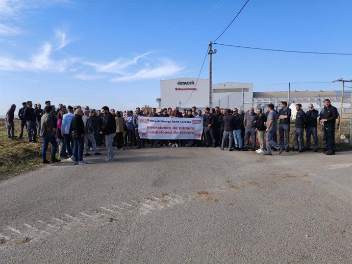 Una concentración de trabajadores de Hitachi Energy ante la factoría en Córdoba, en una imagen de archivo.