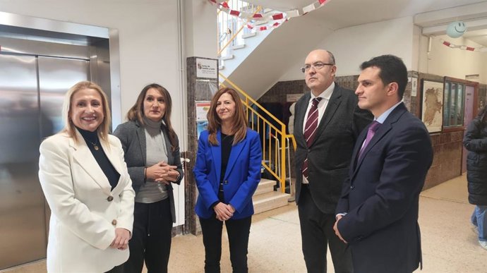 Rocío Lucas (segunda por la izda) visita un colegio soriano.