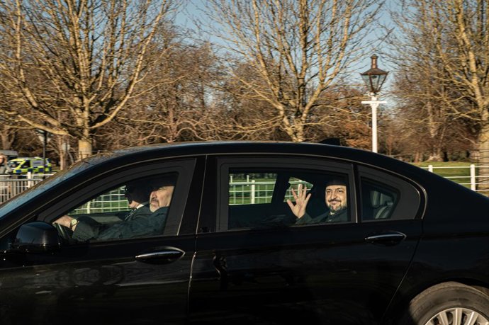 2 de dezembro de 2025, Dublin, Irlanda: O presidente Volodymyr Zelensky acena de seu carro enquanto a comitiva sai de Ă�ras an Uachtaráin. O presidente Volodymyr Zelensky visita a Irlanda para se reunir com o governo, reforçar o apoio à Ucrânia, aumentar 