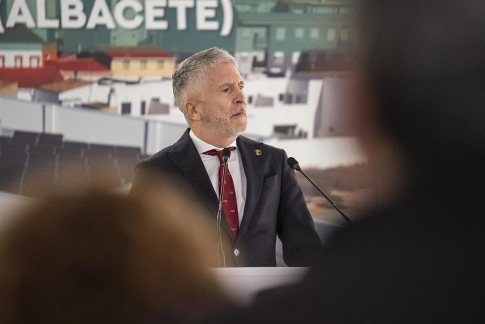 El ministro del Interior, Fernando Grande-Marlaska, durante la inauguración del nuevo cuartel de la Guardia Civil en Caudete, Albecete