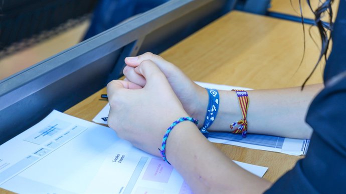 Un estudiante durante la realización de los exámenes de la PAU.