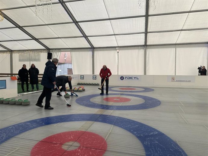 La pista de hielo de la capital leonesa ha sido inaugurada este viernes.