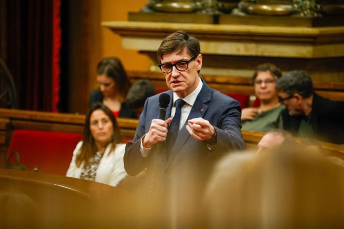 El presidente de la Generalitat de Catalunya, Salvador Illa, durante una sesión de control al president de la Generalitat en el Parlament, a 5 de diciembre de 2025, en Barcelona, Cataluña (España).