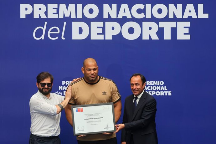 Premio Nacional del Deporte 2025. El Presidente Gabriel Boric, junto al ministro del Deporte, al ministro de Educacion, y la ministra de Salud, hace entrega del Premio Nacional del Deporte a Yasmani Acosta en el Palacio de la Moneda, Santiago,