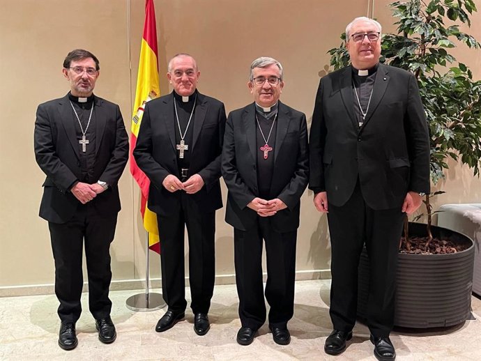 El presidente de la CEE, Luis Argüello, el vicepresidente de la CEE, José Cobo, y el secretario general de la CEE, Francisco César García Magán, con el nuncio Piero Pioppo.