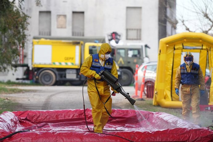 Un miembro de la UME desinfectan vehiculos, durante la presentación de los medios de la UME para el control de la peste porcina, a 2 de diciembre de 2025, en Barcelona, Cataluña (España).