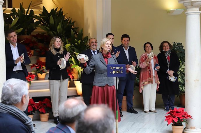 La alcaldesa de Jerez de la Frontera (Cádiz), María José García-Pelayo, presenta la Zambomba BIC en el Ayuntamiento.