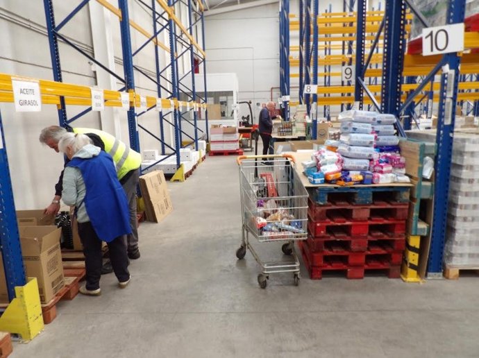 Labores de organización en el Banco de Alimentos.