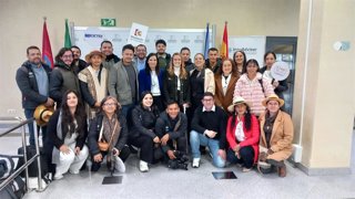 Gálvez y Alguacil (centro), con la delegación de artesanos y campesinos de Boyacá (Colombia), duante su visita a la Escuela de Joyería de Córdoba.