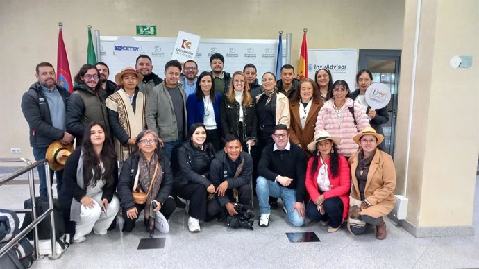 Gálvez y Alguacil (centro), con la delegación de artesanos y campesinos de Boyacá (Colombia), duante su visita a la Escuela de Joyería de Córdoba.