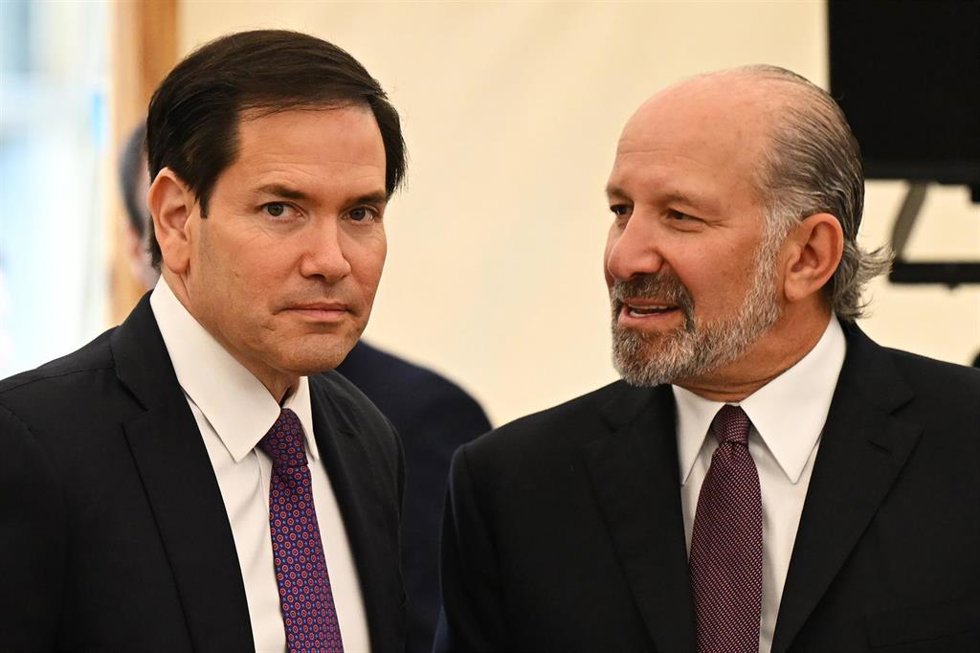 Archivo - 18 September 2025, United Kingdom, Aylesbury: US Secretary of Commerce Howard Lutnick (R) and US Secretary of State Marco Rubio attend a press conference by US President Donald Trump and British Prime Minister Keir Starmer at Chequers, near Ay