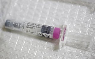 Archivo - Una vacuna utilizada para la hepatitis B en Estados Unidos