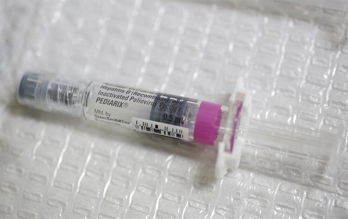 Archivo - June 6, 2019 - City, Florida, U.S. - OCTAVIO JONES   |   Times .A combination vaccination vile used for polio and hepatitis B that's stored at USF Health South on Thursday, June 6, 2019.