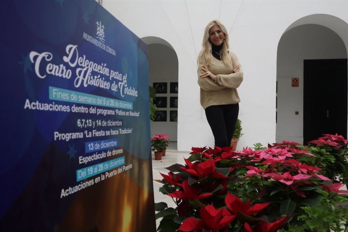 La delegada de Centro Histórico del Ayuntamiento de Córdoba, Lourdes Morales, presenta la agenda del casco histórico durante la Navidad.
