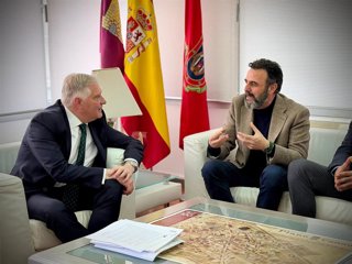 El alcalde de Ciudad Real, Francisco Cañizares, ha mantenido una reunión de trabajo con el director de Relaciones Institucionales de Renfe, José Luis Blanco.
