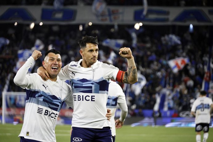 Futbol, Universidad Catolica vs Union Espanola. Fecha 21, Liga de Primera 2025. El jugador de Universidad Catolica Fernando Zampedri, centro, celebra con Gary Medel tras marcar un gol contra Union Espanola durante un partido de la Liga de Primera