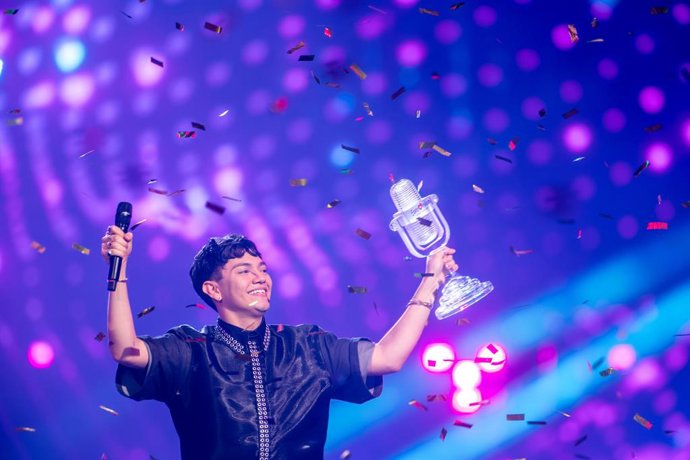 Archivo - 18 May 2025, Switzerland, Basel: JJ from Austria, winner of the Eurovision Song Contest, holds the trophy on stage during the grand final of the 69th Eurovision Song Contest (ESC 2025) at St. Jakobshalle. Photo: Jens Büttner/dpa