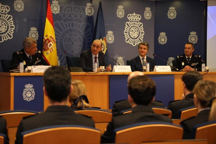 La Policía Nacional y Amifp presentan el calendario de 2026 que destina beneficios a personas con discapacidad