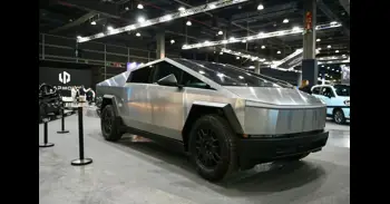 La Fira de l'Automòbil de València arranca amb més de 4.000 cotxes a la venda i exhibix el Tesla Cybertruck