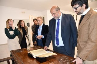 El vicepresidente primero del Gobierno regional, José Luis Martínez Guijarro, asiste a la inauguración de la exposición ‘Documentos Heredados. VII Centenario del Señorío de Valverde 1325-2025’.