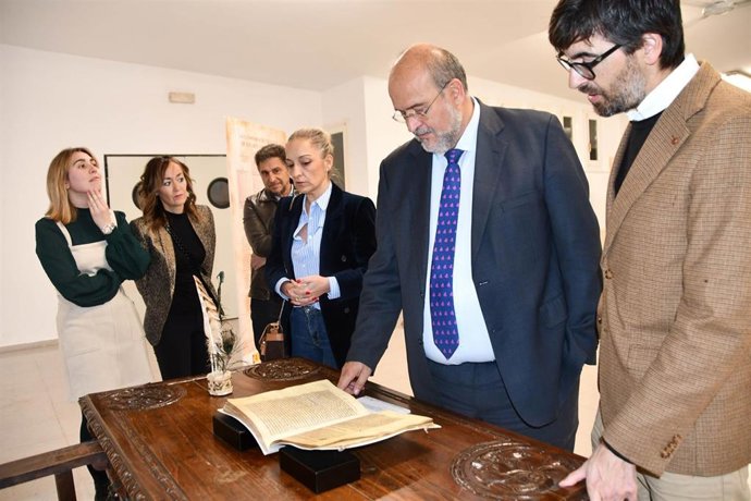 El vicepresidente primero del Gobierno regional, José Luis Martínez Guijarro, asiste a la inauguración de la exposición ‘Documentos Heredados. VII Centenario del Señorío de Valverde 1325-2025’.