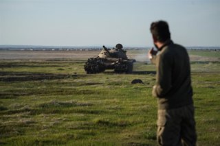 Archivo - Imagen de archivo de un combatiente del Ejército sirio 