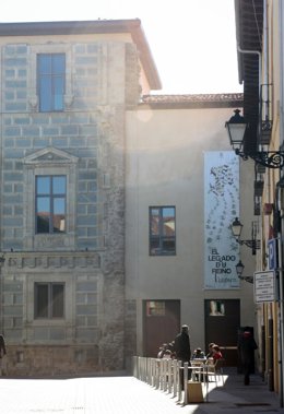 Archivo - El Palacio del Conde Luna de León acogerá el próximo día 10 la entrega del I Premio de Poesía Joven Victoriano Crémer.