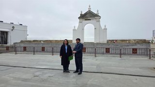 La delegada territorial de Fomento, Articulación del Territorio y Vivienda en la provincia de Cádiz, Carmen Sánchez, junto al alcalde de Arcos de la Frontera, Miguel Rodríguez, en la plaza del Cabildo.