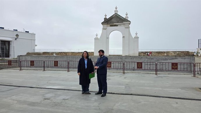 La delegada territorial de Fomento, Articulación del Territorio y Vivienda en la provincia de Cádiz, Carmen Sánchez, junto al alcalde de Arcos de la Frontera, Miguel Rodríguez, en la plaza del Cabildo.