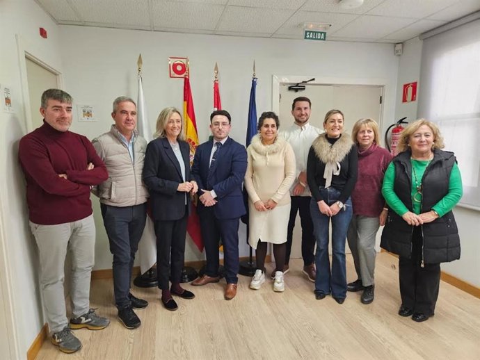 El concejal de Hacienda del Ayuntamiento de Calahorra, Mario Nafría, ha presentado el proyecto de presupuestos para el año 2026 acompañado de la alcaldesa de Calahorra, Mónica Arceiz, y de varios concejales