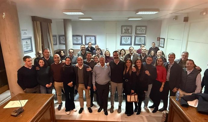 El presidente del Partido Popular (PP) de Almería, Ramón Fernández-Pacheco, en el encuentro con alcaldes y portavoces del PP de la comarca de Los Vélez.