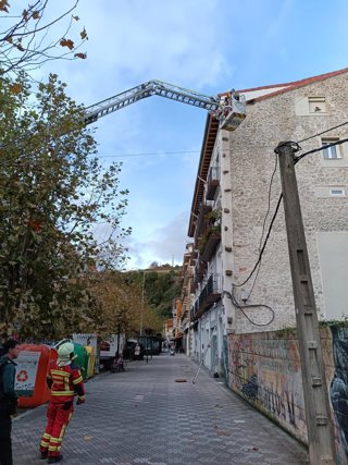 Bomberos acuden a un edificio de Laredo