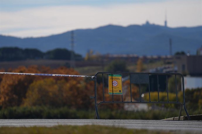 Vallas para cortar el paso de los agents rurals de los Mossos d'Esquadra en las zonas restringidas por la cuarentena ante la peste porcina africana, a 5 de diciembre de 2025, en Barberà del Vallès, Barcelona, Catalunya (España).