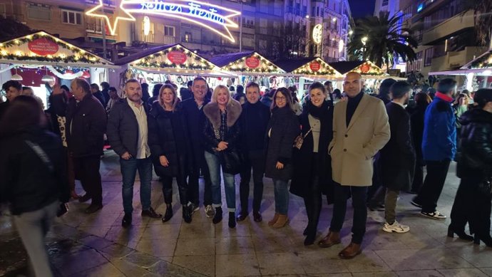 Foto familiar del encendido oficial del alumbrado de Navidad.