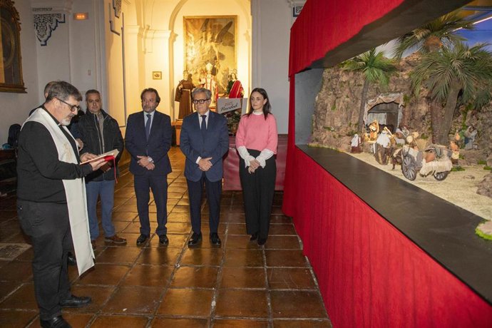 El presidente de la Diputación de Córdoba, Salvador Fuentes, junto a varios miembros de la Corporación, en el pregón e inauguración del Belén en Iglesia de la Merced.