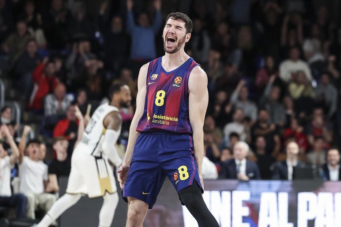 Dario Brizuela, do FC Barcelona, comemora uma cesta durante a partida da 13ª rodada da temporada regular da EuroLeague disputada entre o FC Barcelona e o LDLC Asvel Villeurbanne no Palau Blaugrana em 26 de novembro de 2025 em Barcelona, Espanha.