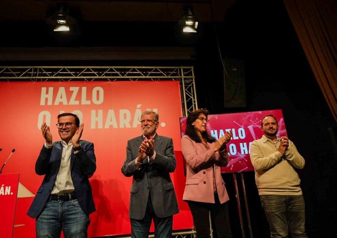 El candidato del PSOE a la presidencia de la Junta de Extremadura, Miguel Ángel Gallardo, y el expresidente extremeño Juan Carlos Rodríguez Ibarra en un acto público celebrado en Castuera (Badajoz), a 5 de diciembre de 2025.