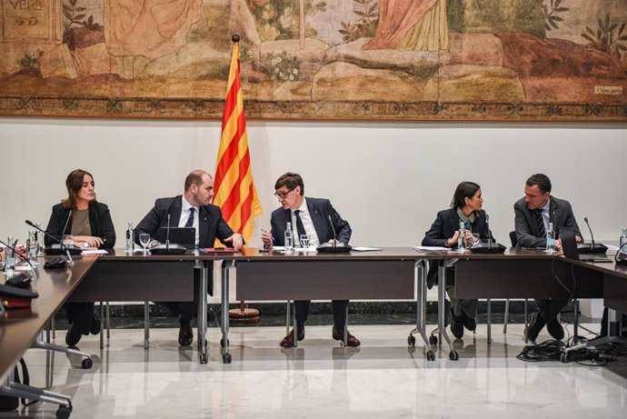 El presidente de la Generalitat, Salvador Illa, junto a la consellera de Investigación y Universidades, Núria Montserrat; el conseller de Presidencia, Albert Dalmau; la consellera de Interior, Núria Parlon, y el conseller de Agricultura, Òscar Ordeig.