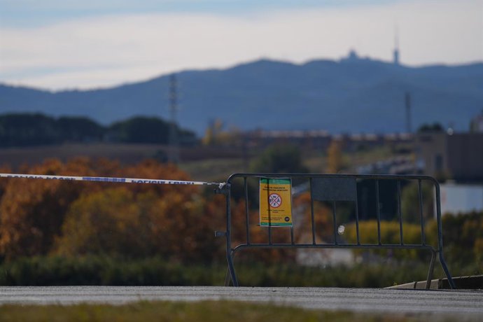 Tanques per tallar el pas dels agents rurals dels Mossos d'Esquadra a les zones restringides per la quarantena davant de la pesta porcina africana, a 5 de desembre de 2025, a Barberà del Vallès, Barcelona, Catalunya (Espanya).