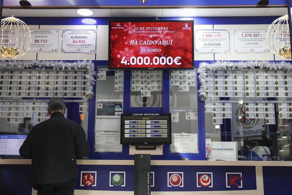 Archivo - La administración situada en el Centro Comercial Carrefour El Pinar donde se ha vendido parte del número 5490 correspondiente al 'Gordo' del Sorteo Extraordinario de la Lotería de Navidad, a 22 de diciembre de 2022, en Las Rozas de Madrid, Mad