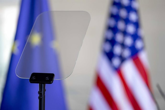Archivo - September 17, 2024, Berlin, Berlin, Germany: American, German and European flag seen before press statements with the American President, JOE BIDEN and the German Chancellor OLAF SCHOLZ in the German Federal Chancellery.