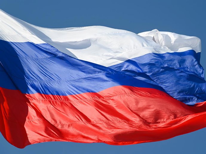 Archivo - RUSSIA, MOSCOW - AUGUST 22, 2025: A Russian flag waves during a celebration of National Flag Day in Krasnodar's main square
