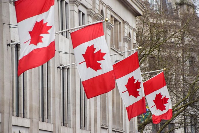 Archivo - March 12, 2025, London, England, UK: Canadian flags outside Canada House, the High Commission of Canada in Trafalgar Square.