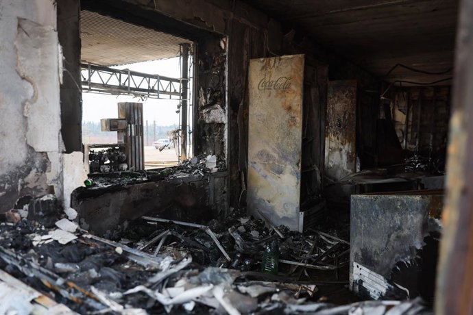 Archivo - RÚSSIA, REPÚBLICA POPULAR DE DONETSK - 18 de agosto de 2025: Um posto de gasolina sofre danos devido a um incêndio causado por um ataque de drone ucraniano na rodovia Luganskoye em Yenakiyevo, a nordeste de Donetsk