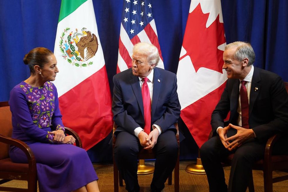 La presidenta de México, Claudia Sheinbaum, junto con su homólogo estadounidense, Donald Trump, y el primer ministro canadiense, Mark Carney