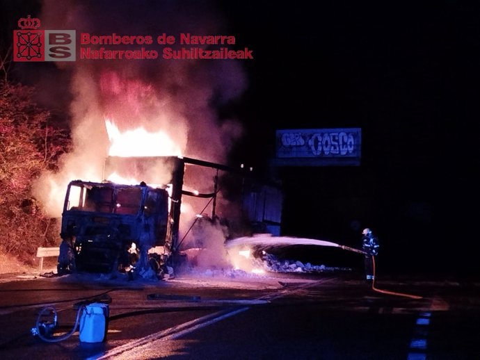 Labores de extinción del incendio de un camión en la N-121-A.