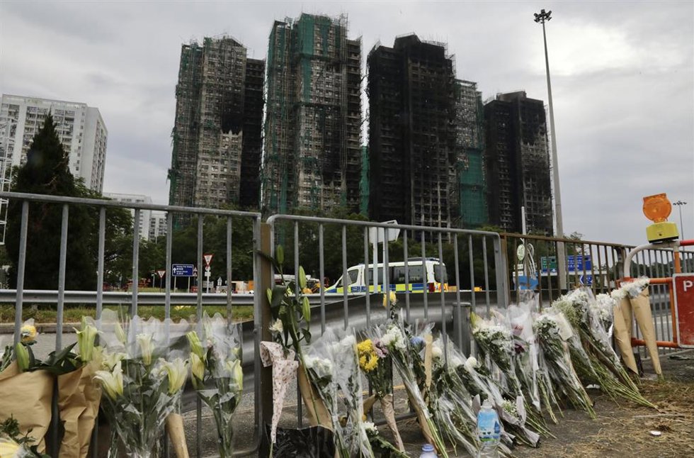 Imagen de archivo de flores depositadas en recuerdo a las víctimas del incendio del complejo de rascacielos de Hong Kong. 