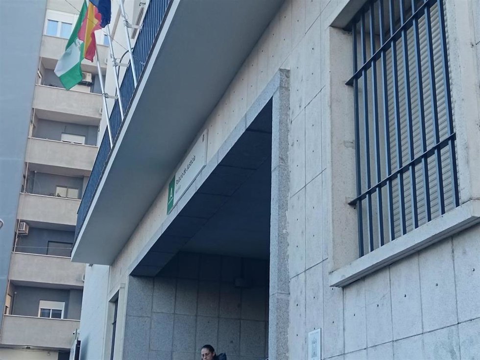 Puerta de la Audiencia Provincial de Huelva.