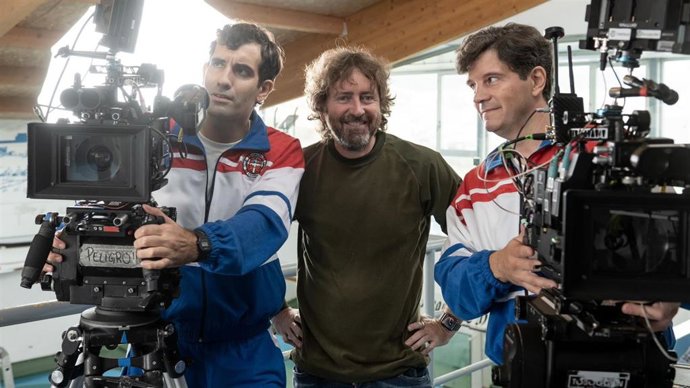 El director Daniel Sánchez Arévalo (centro) con los actores Tamar Novas (izq.) y Xosé A. Touriñán (der.) durante el rodaje de 'Rondallas'